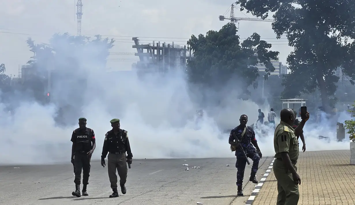 Warga memprotes kesulitan hidup di jalan Lagos, Nigeria, Kamis (1/8/2024).  (AP Photo/Sunday Alamba)