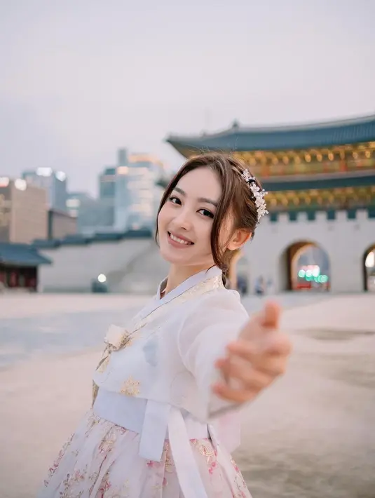 Begitu pun saat liburan ke Korea Selatan pada Oktober 2022 lalu, Natasha Wilona nggak kalah memesona dibalut hanbok. [@natashawilona12]