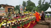 Sejumlah biksu sedang beribadah saat perayaan Waisak tahun 2019 di pelataran Candi Gumpung kompleks percandian Muarajambi. (Liputan6.com / dok Gresi Plasmanto)