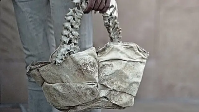 Tas tangan Arnold Putra