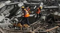 Tim penyelamat mencari korban gedung runtuh di Chennai, India. (Babu/Reuters)