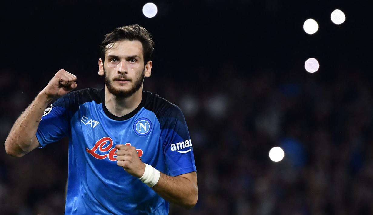 Khvicha Kvaratskhelia juga menjadi salah satu pemain baru yang langsung nyetel di skuad Napoli. Ia didatangkan dari klub Georgia, Dinamo Batumi dengan biaya 11 juta euro. Kvaratskhelia tampil mengagumkan di posisi winger Partenopei. Sejauh ini, ia telah mencetak 5 gol dan 3 assist dari 11 penampilannya di Liga Italia. (AFP/Filippo Monteforte)