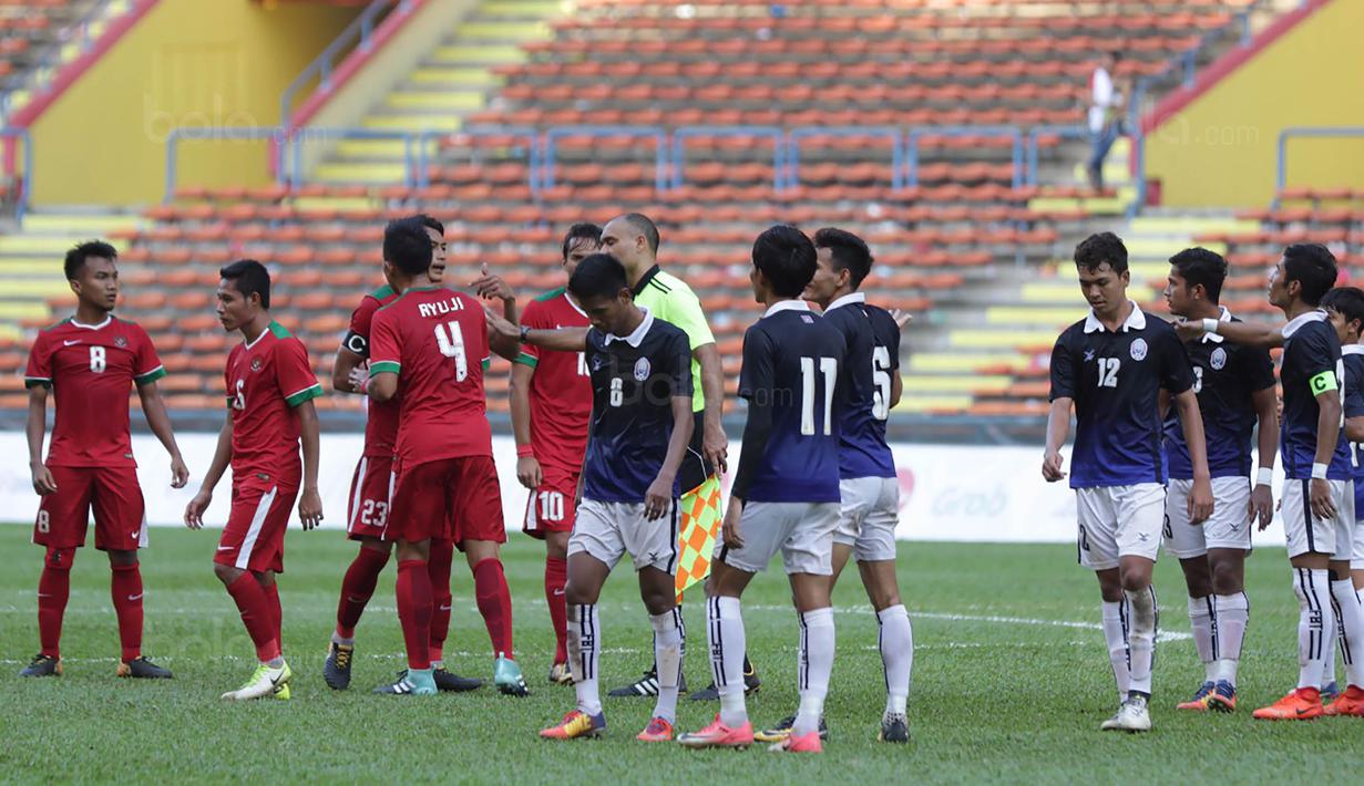 Para pemain timnas Indonesia terlibat pertikaian dengan pemain Kamboja di Stadion Shah Alam, Selangor, Kamis, (24/8/2017). Indonesia menang 2-0 atas Kamboja. (Bola.com/Vitalis Yogi Trisna)