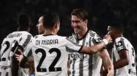 Penyerang Juventus, Dusan Vlahovic berselebrasi dengan rekannya Angel Di Maria setelah mencetak gol ke gawang Sassuolo pada pertandingan Liga Serie A Italia di stadion Juventus di Turin (15/8/2022). Vlahovic mencetak dua gol dan mengantar Juventus menang atas Sassuolo 3-0. (AFP/Marco Bertorello)
