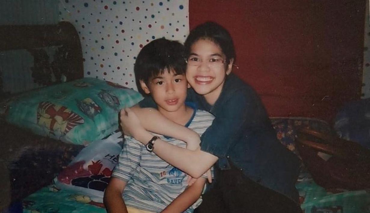 Surya Sahetapy bersama sang kakak, Giscka Putri Agustina Sahetapy saat kecil. Kini, ia masih merasa kehilangan sang kakak yang telah meninggal dunia pada 2010 silam, yang membuatnya menjadi trauma. (Foto: Instagram/@suryasahetapy)