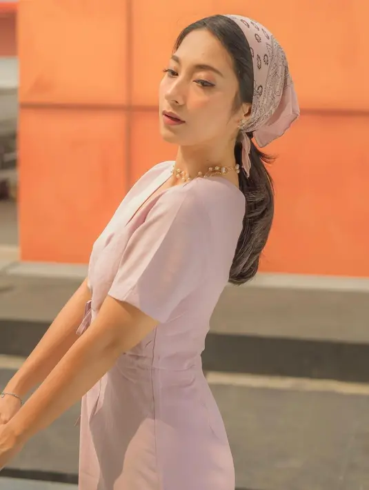 Penggunaan bandana serta aksesoris seperti kalung dan gelang juga menunjang penampilan wanita kelahiran Tasikmalaya ini jadi semakin oke. Tak heran, ia kerap mendapatkan pujian dari warganet. (Liputan6.com/IG/dindakirana.s)