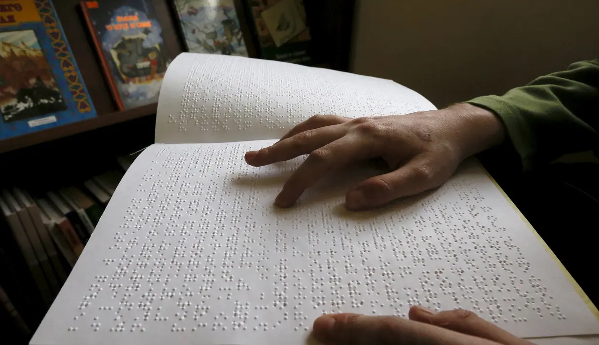 Pengunjung membaca buku braille di perpustakaan khusus tunanetra di Krasnoyarsk, Siberia, Rusia (15/3). Perpustakaan ini memang dikhususkan untuk para tunanetra. (REUTERS/Ilya Naymushin)