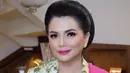Istri Menteri Koordinator Bidang Perekonomian, Yanti Airlangga mengenakan kebaya kutu baru motif bunga mawar kuning dipadukan selendang fuschia dan kain batik. [Instagram/@yanti.airlangga]