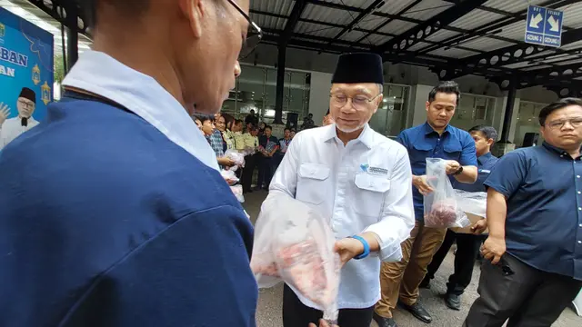 Menteri Perdagangan Zulkifli Hasan mulai membagikan daging kurban kepada pekerja di lingkungan Kementerian Perdagangan. (Foto: Liputan6.com/Arief RH)