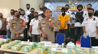 Kabid Humas Polda Metro Jaya, Kombes Yusri Yunus memperlihatkan barang bukti sabu seberat 44 kg. (Liputan6.com/Dicky Agung Prihanto)