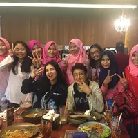 Bintang London Love Story 2 makan bareng penggemar dan bagikan ribuan cokelat saat valentine. (Dok. Screenplay Films)