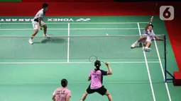 Pebulu tangkis ganda putri Indonesia Apriyani Rahayu/Siti Fadia Silva Ramadhanti saat bertanding melawan pebulu tangkis ganda putri China Taipei Hu Ling Fang/Lin Xiao Min pada pertandingan babak 16 besar Indonesia Masters 2023 di Istora Senayan, Jakarta, Kamis (26/1/2023). Apriyani/Siti Fadia berhasil mengalahkan lawannya dalam dua gim dengan skor akhir 22-20 dan 21-16. (Liputan6.com/Herman Zakharia)