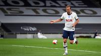 Penyerang Tottenham Hotspur, Harry Kane berselebrasi usai mencetak gol ke gawang West Ham pada pertandingan lanjutan Liga Inggris di Stadion Tottenham Hotspur di London (23/6/2020). Kane mencetak satu gol dan mengantar Tottenham menang 2-0 atas West Ham. (AFP/Pool/Neil Hall)