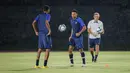 Joan Tincres (tengah) dan sejumlah pemain Timnas Prancis U-17 melakukan latihan di bawah hujan jelang laga final Piala Dunia U-17 2023 melawan Timnas Jerman U-17 di Stadion Sriwedari, Solo, Jawa Tengah, Kamis (30/11/2023). (Bola.com/Bagaskara Lazuardi)