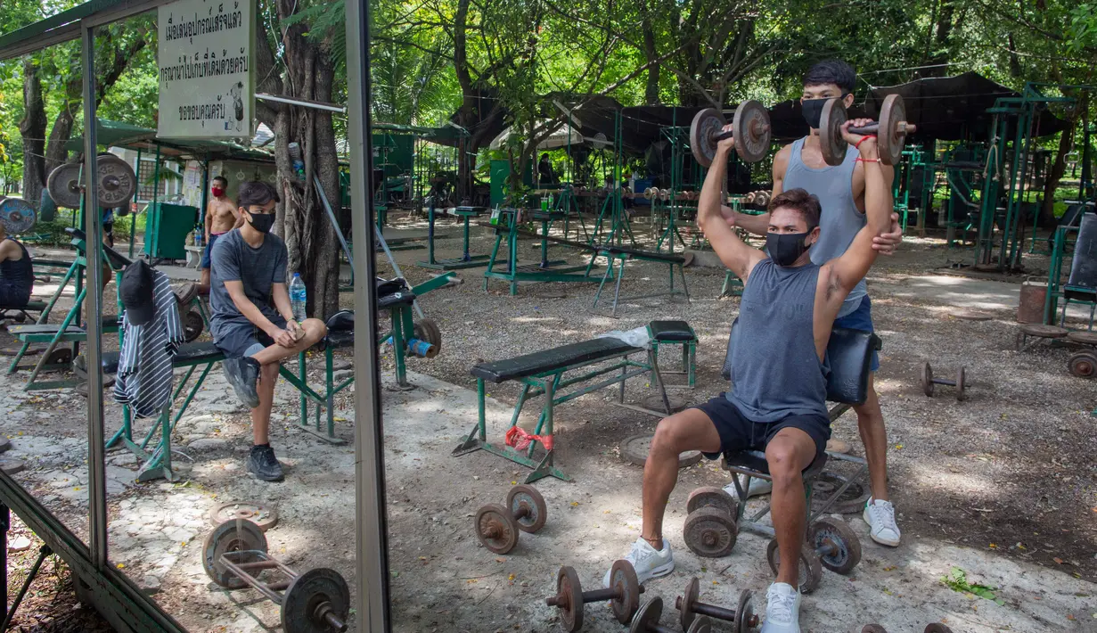 Sejumlah pria berolahraga di gym luar ruangan di sebuah taman di Bangkok, Thailand, Rabu (10/6/2020). Pelonggaran pembatasan diberlakukan beberapa minggu lalu untuk memerangi penyebaran COVID-19. (AP Photo/Gemunu Amarasinghe)