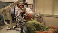 Transcranial Magnetic Stimulation (TMS) ini bisa membantu mengobati pasien depresi. (Foto: UCLA Health)
