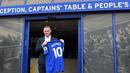 Pemain anyar Everton, Wayne Rooney, memegang jersey dengan nomor punggung 10 saat perkenalan di Goodison Park, Liverpool, Senin (10/7/2017). (AFP/Paul Ellis)