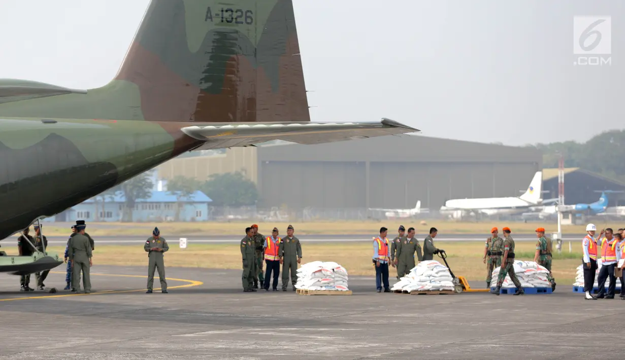 Prajurit TNI AU memasukkan bantuan kemanusiaan Rohingya ke dalam pesawat Hercules di Lanud Halim Perdanakusuma, Jakarta, Rabu (13/9). Sebanyak 34 ton bantuan kemanusiaan itu akan dikirim ke perbatasan Bangladesh-Myanmar. (Liputan6.com/Faizal Fanani)