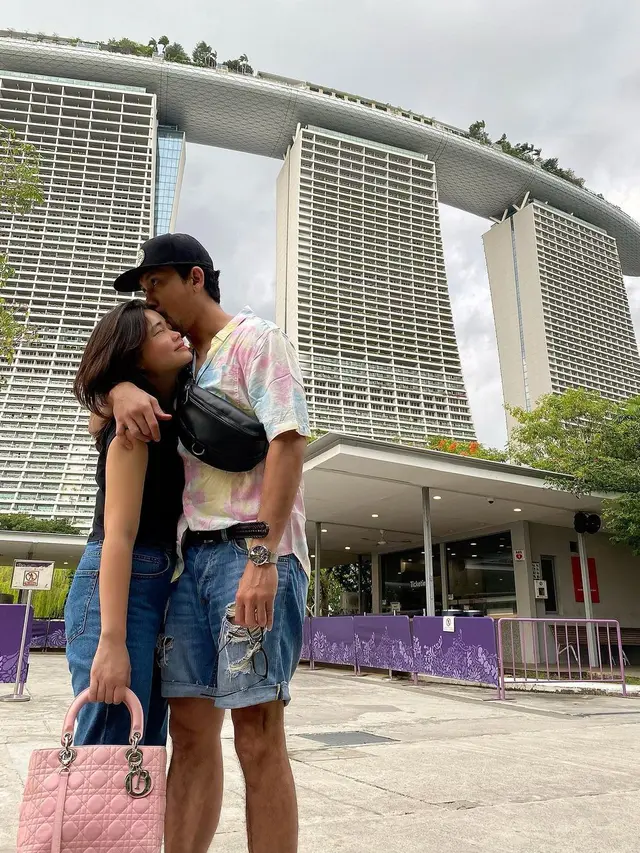 7 Potret Mesra Denny Sumargo dan Olivia Allan, Saling Menguatkan