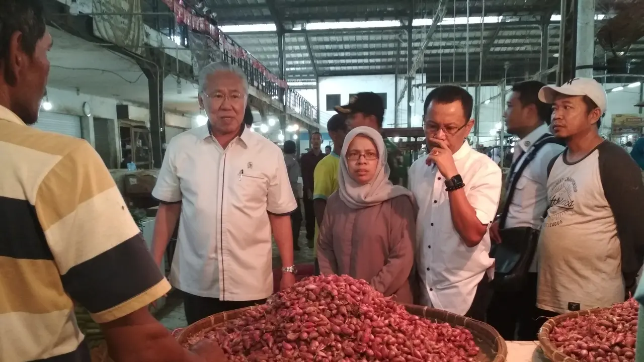 Mendag Enggartiasto Lukita menggelar kunjungan kerja ke Cirebon, Minggu (31/12/2017). (Liputan6.com/Panji P)