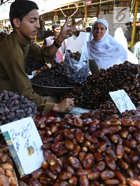 Penduduk Pakistan membeli kurma memasuki bulan suci Ramadan di pasar mingguan di Islamabad pada 5 Mei 2019. Buah khas Timur Tengah, kurma, selama Bulan Ramadan ramai diburu untuk dihidangkan saat berbuka puasa. (Photo by AAMIR QURESHI / AFP)