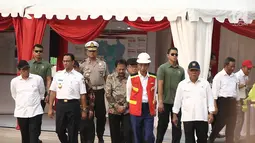 Presiden Joko Widodo bersama Menteri PUPR Basuki Hadimuljono dan Gubernur DKI Jakarta Anies Baswedan saat peresmian jalan tol Depok-Antasari seksi 1 di Jakarta, Kamis (27/9). (Liputan6.com/Herman Zakharia)