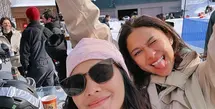 Dalam foto-foto yang dibagikan, terlihat bagaimana Naysila dan Nana menikmati momen bermain ski bersama. Mereka tampak santai dan penuh tawa, dengan latar pemandangan bersalju yang memesona. Meski suhu sangat dingin, gaya mereka tetap effortlessly chic dan fresh. [@naymirdad].
