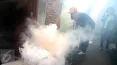 Petugas melakukan penyemprotan asap di salah satu gang di kawasan Menteng Atas dan Menteng Tenggulun, Jakarta, Senin (8/5). Penyemprotan asap dilakukan untuk mencegah perkembangbiakan nyamuk demam berdarah. (Liputan6.com/Helmi Fithriansyah)