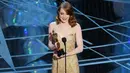 Emma Stone kembali berhasil membuktikan kepiawaiannya berakting lewat penghargaan yang diterimanya di Oscar 2017. Menang sebagai Best  Actress, Emma pun menyampakian kalimat manis untuk seseorang. (AFP/Bintang.com)
