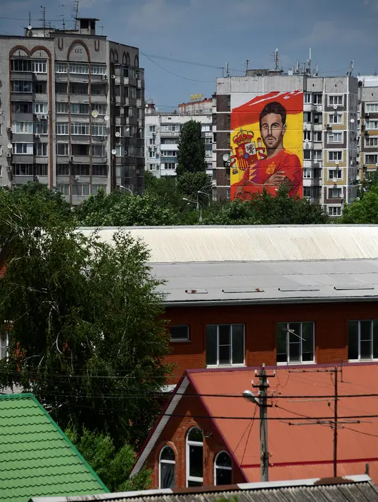 Mural begambar bek Spanyol Sergio Ramos terlihat di sebuah bangunan perumahan di Krasnodar, Rusia, Rabu (6/6). Karya seni ini telah mendapat persetujuan tim Spanyol yang memposting foto itu di akun Twitter resmi mereka. (Pierre-Philippe MARCOU/AFP)