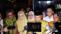 Pasangan bakal cagub dan bakal cawagub Sulawesi Selatan, Andi Sudirman Sulaiman dan Fatmawati Rusdi bersilaturahim dengan Ketua Umum Partai Golkar Airlangga Hartarto. (Liputan6.com/Ady Anugrahadi).