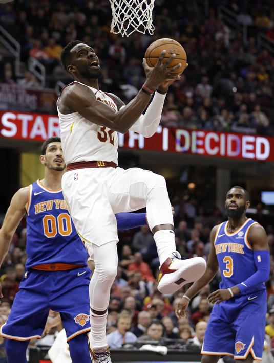 Pebasket Cleveland Cavaliers, Jeff Green, berusaha memasukan bola saat melawan New York Knicks pada laga NBA di Quicken Loans Arena, Cleveland, Minggu (29/10/2017).  Cleveland Cavaliers kalah 114-95 dari New York Knicks. (AP/Tony Dejak)