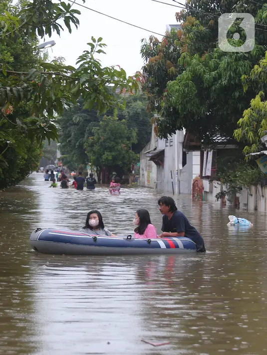 <p>Warga menggunakan perahu karet saat melintasi banjir yang merendam Perumahan Ciledug Indah 1 dan 2, Kota Tangerang, Banten, Sabtu (16/7/2022). Banjir tersebut merendam ratusan rumah di dua titik-titik tersebut dengan ketinggian yang bervariasi, mulai dari 50 sentimeter, hingga 1,5 meter. (Liputan6.com/Angga Yuniar)</p>