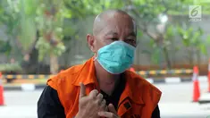 Wakil Ketua DPRD Lampung Tengah Raden Zugiri mengenakan masker saat tiba di Gedung KPK, Jakarta, Rabu (24/7/2019). Raden diperiksa sebagai tersangka terkait dugaan suap serta gratifikasi pengadaan barang dan jasa di lingkungan pemerintahan Lampung Tengah pada tahun 2018. (merdeka.com/Dwi Narwoko)
