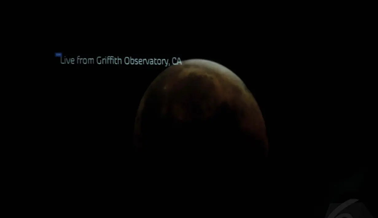 Fenomena alam “Blood Moon” yang berlangsung malam ini merupakan hasil pembiasan dari sinar matahari, Jakarta, (8/10/14).(Liputan6.com/Johan Tallo) 