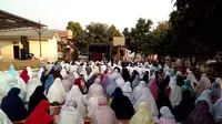 Meski pemerintah menetapkan Hari Raya Idul Adha 2018 jatuh pada Rabu, 22 Agustus 2018, nyatanya hari ini disejumlah wilayah di Tangerang banyak yang melaksanakan salat Ied Adha.