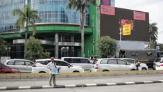 Layar reklame disegel di kawasan perempatan Harmoni, Jakarta, Selasa (29/1). 48 reklame melanggar izin telah disegel sepanjang Januari 2019. Hal tersebut melengkapi 60 reklame melanggar lainnya yang ditertibkan pada 2018. (Liputan6.com/Faizal Fanani)