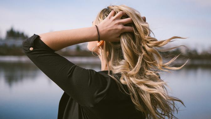 Membiarkan Rambut Kering Sendiri (Foto: unsplash.com)