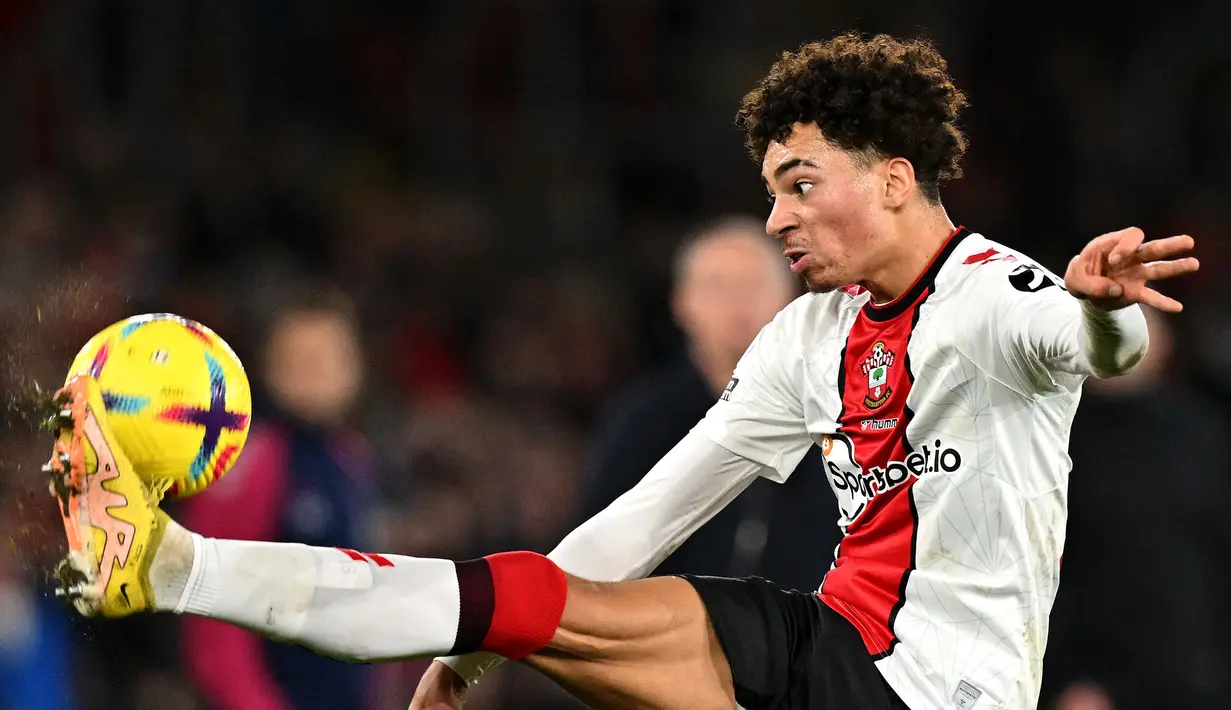 Pemain Southampton, Samuel Edozie berusaha mengontrol bola saat laga lanjutan Liga Inggris 2022/2023 melawan Nottingham Forest di St Mary's Stadium, Southampton, 4 Januari 2023. Edozie termasuk ke dalam 23 nama pemain yang dipanggil Timnas Inggris U-20 untuk menjalani laga uji coba menjelang Piala Dunia U-20 2023. Musim ini, pemain yang berposisi sebagai sayap kiri tersebut telah membuat 22 penampilan dan 1 assist bersama The Saints. (AFP/Glyn Kirk)