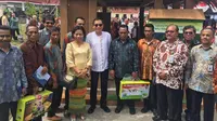 Menteri ESDM Ignasius Jonan secara secara simbolik menyerahkan paket Lampu Tenaga Surya Hemat Energi (LTSHE) kepada warga di Maluku.