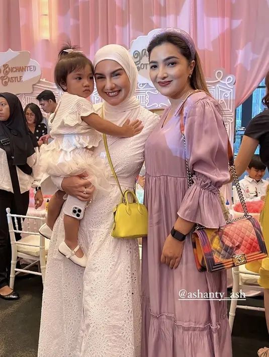 Lalu Irish Bella tampil kompak bersama putrinya mengenakan busana serba putih. Putrinya tampil menggemaskan dengan rok tutunya. [@_irishbella_]