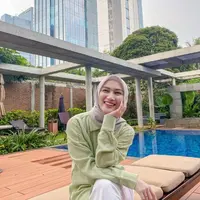 Selain warna broken white, baju hijau mint juga cocok dipadukan dengan hijab warna light grey.  (Instagram/melodylaksani92).