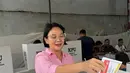 Dian Nitami mengenakan kemeja pink lengan 3/4 sesuai dengan Hari Valentine yang tepat pada pemungutan suara.  [@bu_deedee]