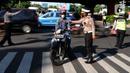 Polisi memberhentikan pengendara sepeda motor saat penyekatan masa PPKM Darurat di Perempatan Fatmawati, Jakarta, Senin (12/7/2021). Hanya dokter, paramedis, ambulans, darurat dan pengendara bermotor yang dapat menujukkan STRP yang boleh melintas. (merdeka.com/Arie Basuki)