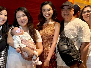 Film Bila Esok Ibu Tiada menggelar gala premiere pada Kamis (30/10). Amanda Manopo yang menjadi salah satu pemainnya, hadir dengan gaya stunning. Kebahagiaannya bertambah dengan kehadiran keluarga. Tampak sang kakak yang membawa bayi dan ayahnya datang mendukung. (Liputan6.com/IG/@angelicamanopo)