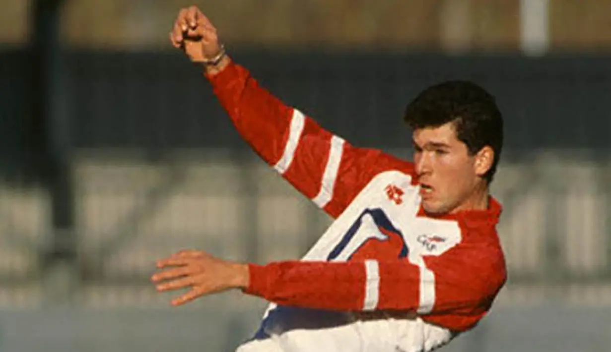 Zinedine Zidane memulai karier profesional dengan bergabung bersama klub Cannes pada periode 1988-1992. (Istimewa)