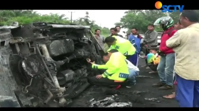 Sebuah minibus pengangkut BBM ilegal di Sumatera hangus terbakar hingga menewaskan sopir dan satu penumpang