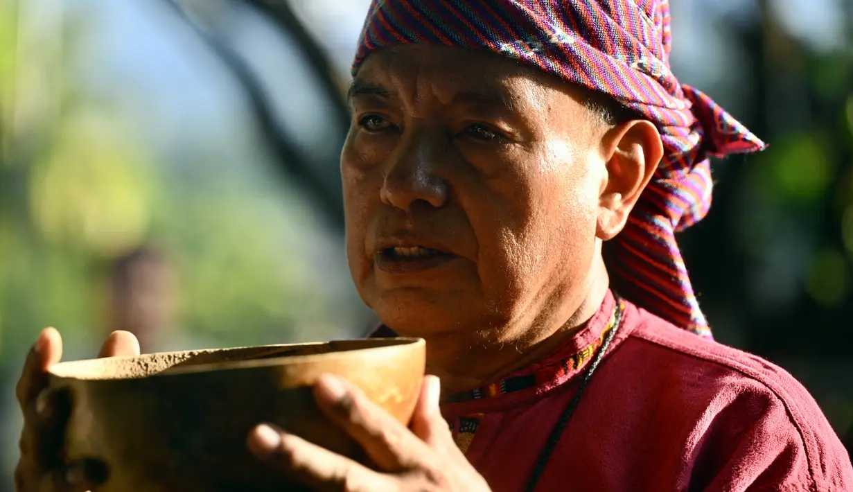 Seorang pria pribumi berpartisipasi dalam upacara memperingati Hari Internasional Masyarakat Adat Sedunia, di El Llanito, di Izalco, 70 km barat San Salvador (9/8/2022). Hari Internasional Masyarakat Adat Sedunia dirayakan pada 9 Agustus setiap tahun untuk meningkatkan kesadaran dan melindungi hak-hak populasi masyarakat adat dunia.  (AFP/Sthanly Estrada)