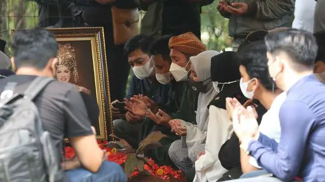 6 Momen Haru Fatimah Anak Mendiang Dorce di Pemakaman, Berusaha Tegar