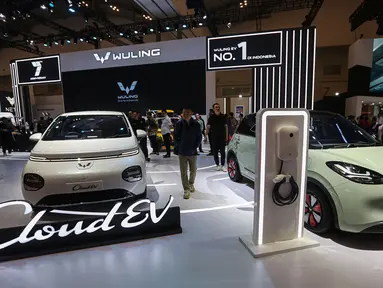 Suasana booth Wuling saat memamerkan produk terbarunya dalam ajang Gaikindo Indonesia International Auto Show (GIIAS) 2024 di ICE BSD, Kabupaten Tangerang, Rabu (17/7/2024). (Liputan6.com/Angga Yuniar)